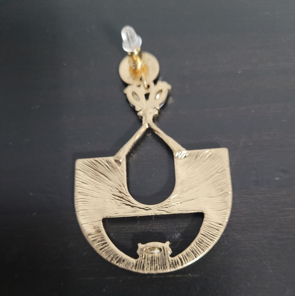 3/25 💖NWOT Photoshoot faux gold and crystal earrings - Picture 3 of 3